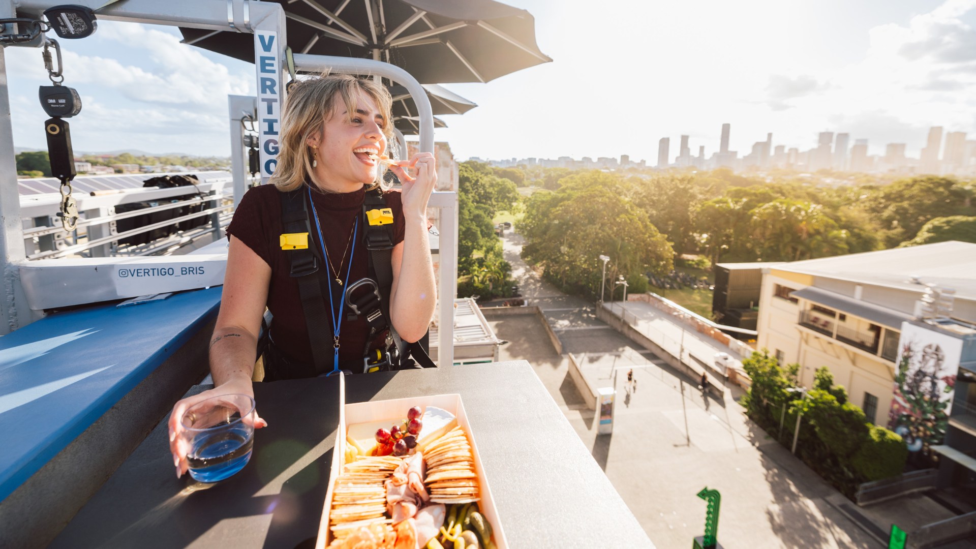 在離地 17 公尺的高空，享用美味的熟食拼盤。