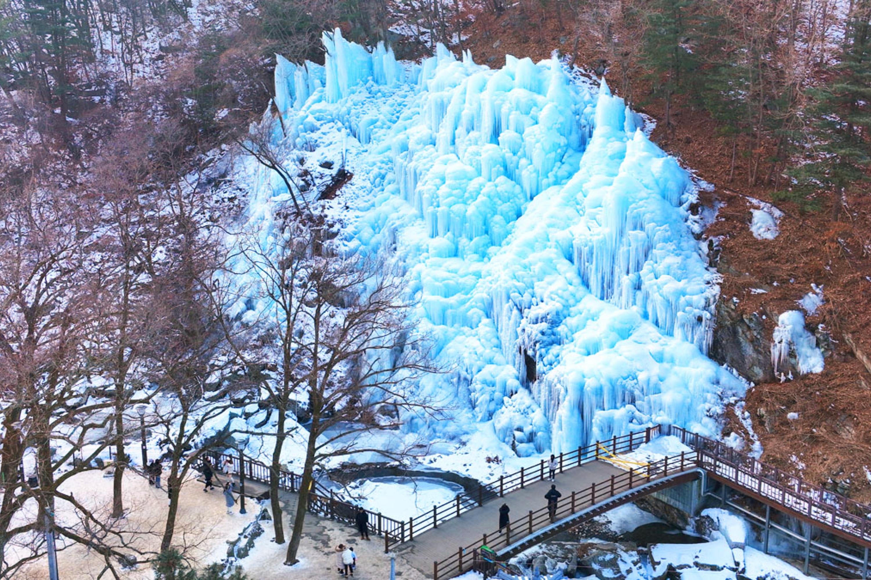 在冬季，它會變成一個神奇的景觀，擁有巨大的冰層、冰凍的瀑布和閃閃發光的冰柱。