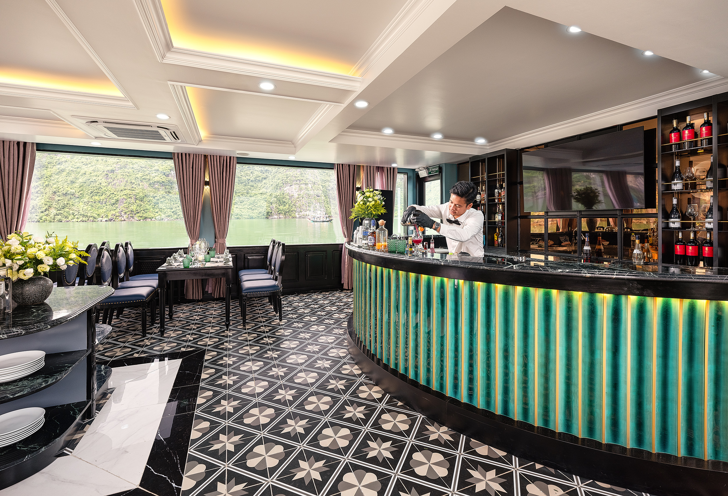 在 Cozy Olympus Cruise 豪華的酒吧和休息室中，盡享精心調製的飲品和令人驚嘆的美景。