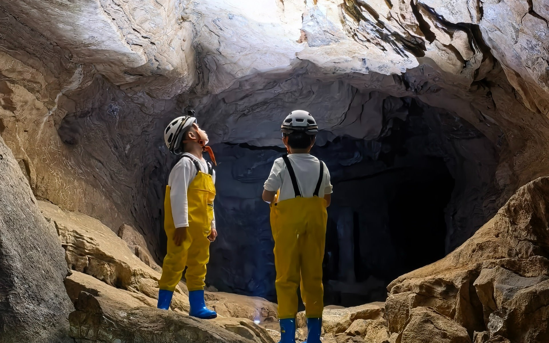 Yangshuo Explore Upward Outdoor Experience (Cave Exploration + Rock Climbing)