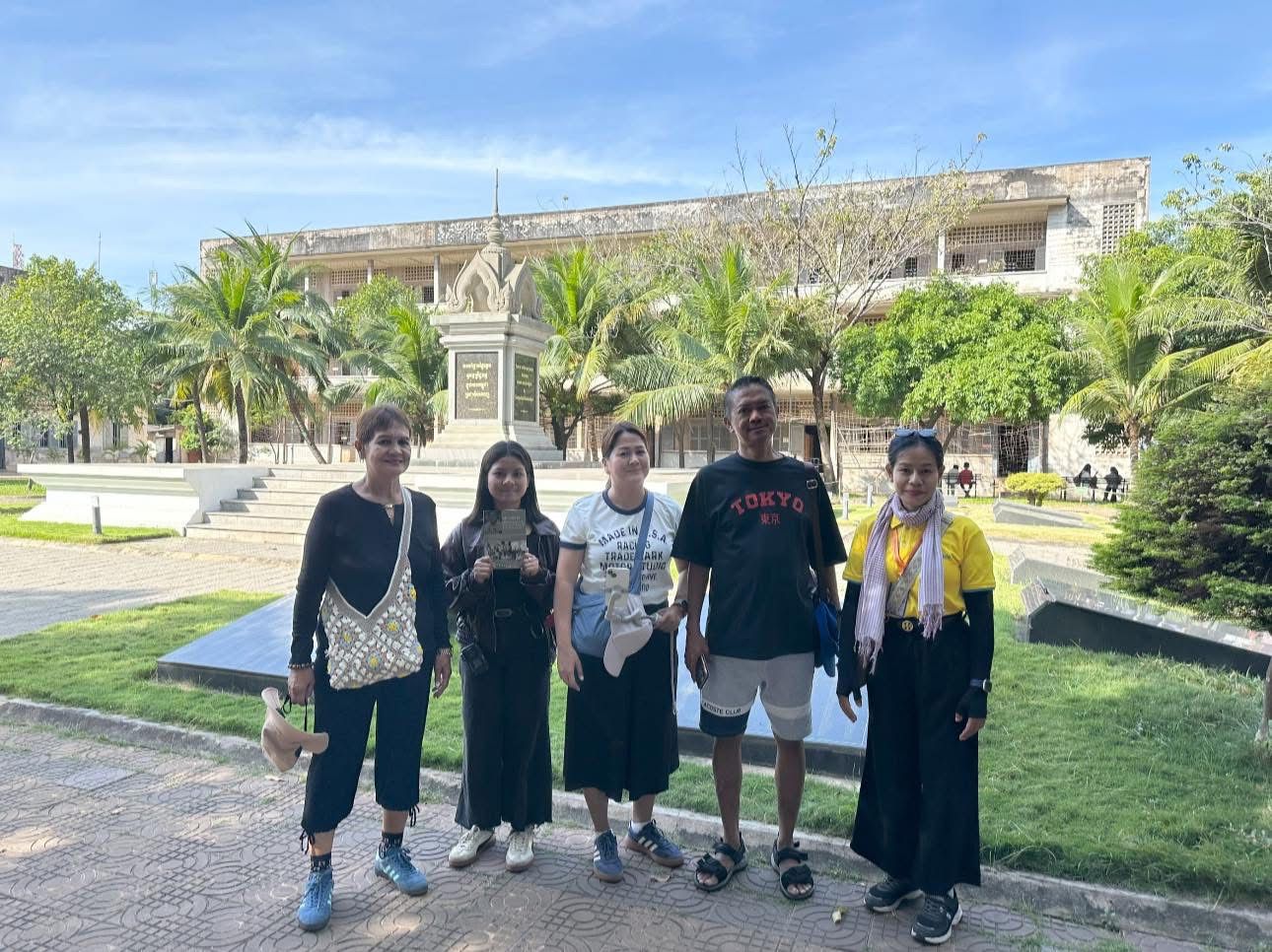 位於吐斯廉的建築,原為一所高中,於 1975 年被紅色高棉政權改建為第 21 號安全監獄 (S-21)。 位於吐斯廉的建築,原為一所高中,於 1975 年被紅色高棉政權改建為第 21 號安全監獄 (S-21)。