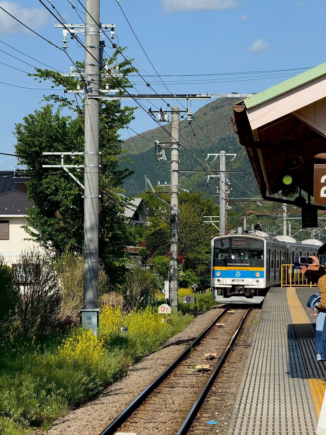 下吉田車站網紅電車 搭乘復古觀光列車開啟14分鐘視覺盛宴。車廂緩緩穿行於田園與山麓之間，每個轉彎都能捕捉富士山不同角度的美。木質座椅與寬大車窗營造懷舊氛圍，當列車駛過傳統町屋時，彷彿穿越時空，體驗富士山腳下最詩意的鐵道之旅。
