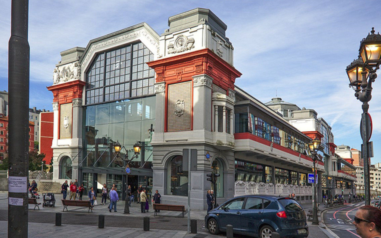 騎行經過歷史悠久的里貝拉市場，欣賞其令人驚嘆的河畔建築。