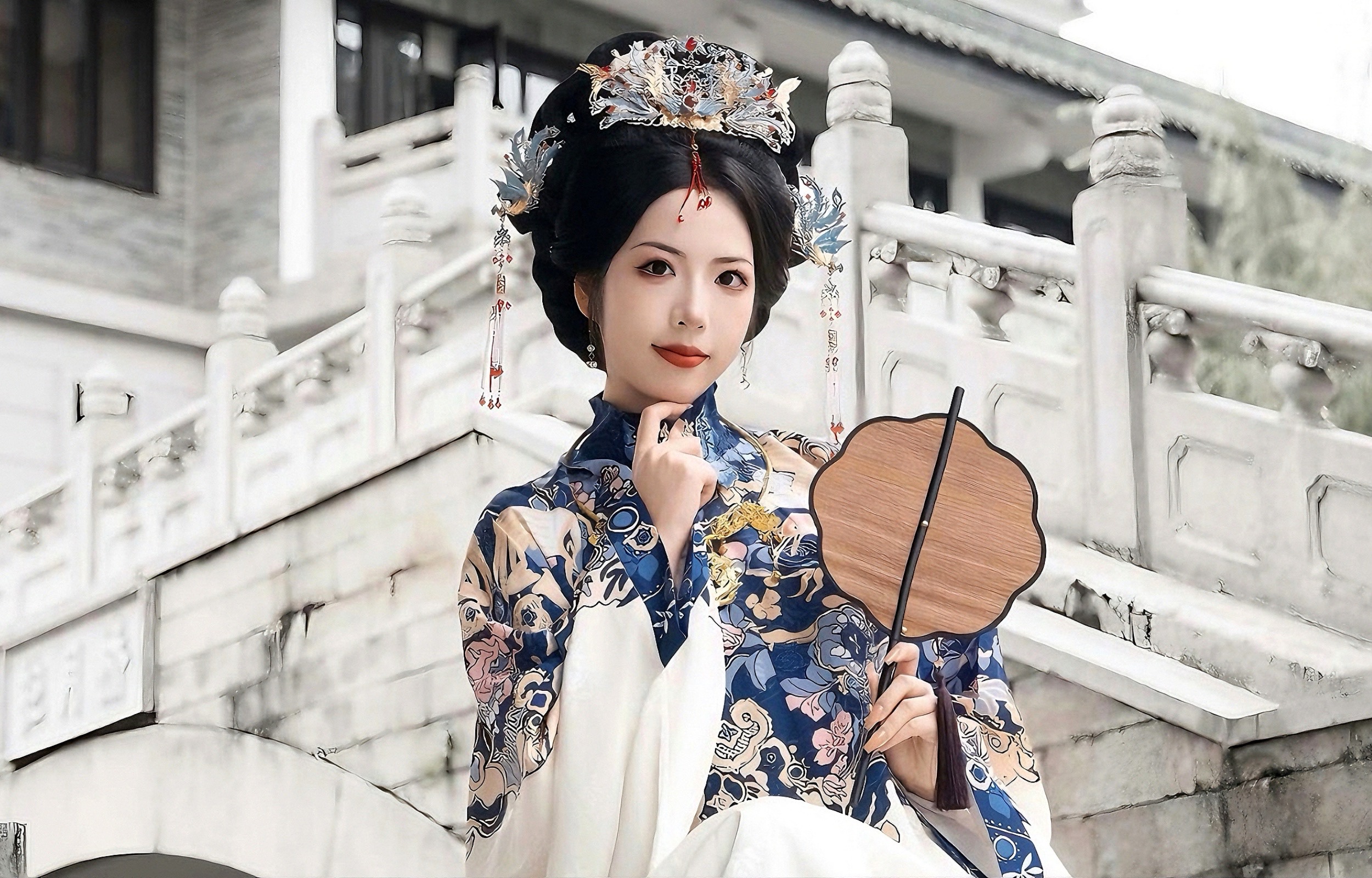 綠槐影裡風入弦，一衫漢服，半卷流年。
槐陰漫染衣袂，清風撥弄心絃，赴一場永慶坊的古風之約。
綠槐入弦，雅韻入衫，定格獨屬於你的東方溫婉。
衣袂翩躚，槐影成詩，一弦一韻皆是古典風雅。
綠槐入弦，夢迴經年，在菸火古巷遇見最美的自己。