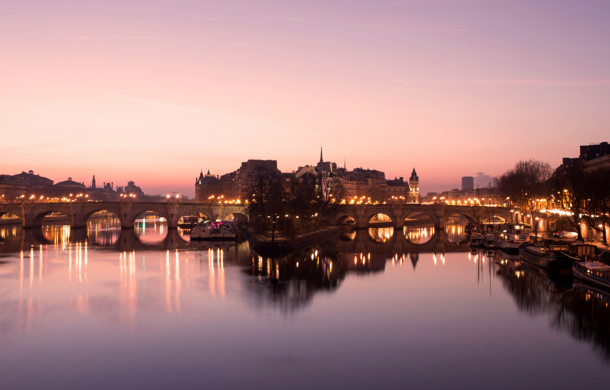 沿著巴黎的標誌性景點漂流，塞納河為您的每一次冒險拉開序幕。