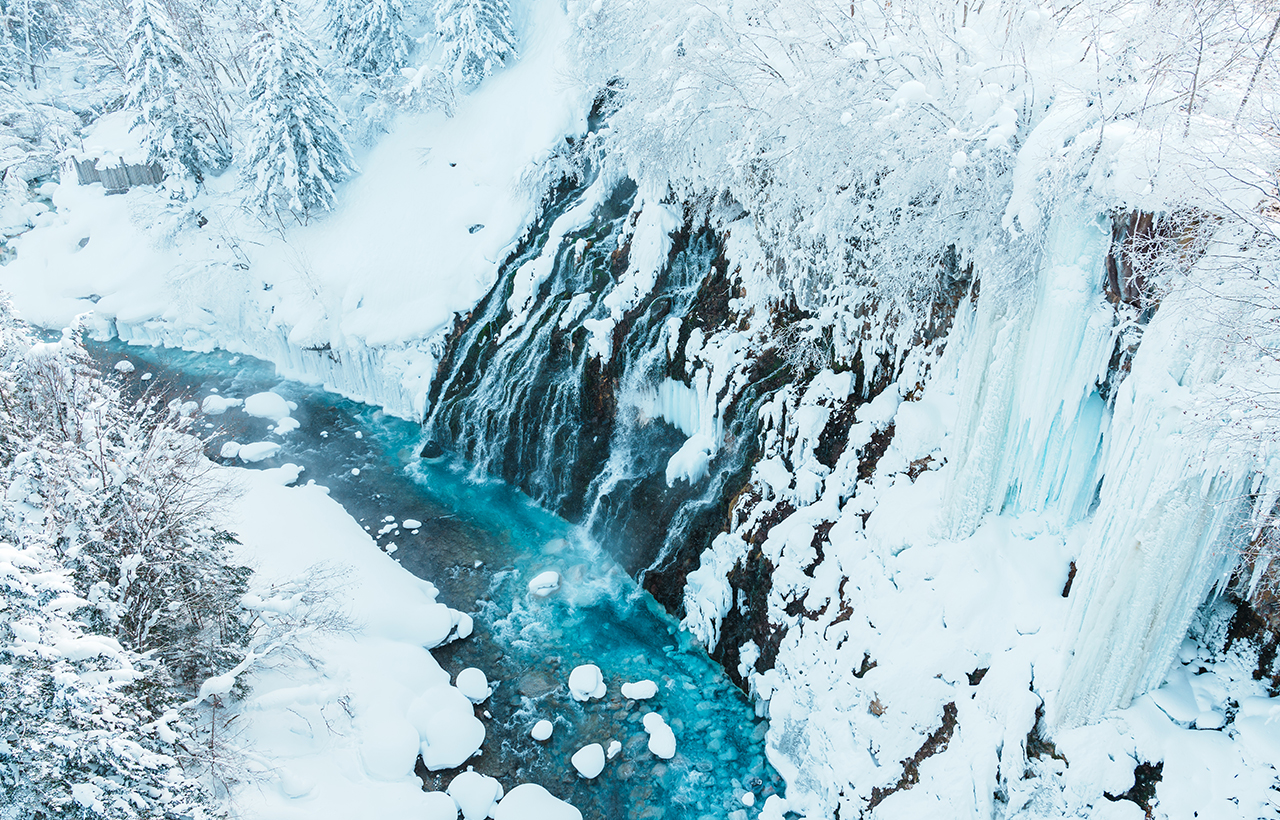 北海道富良野的白鬚瀑布落差30米,海拔600米,位處美瑛町的白金溫泉鄉。因從岩石的縫隙間傾瀉而下如白鬚般的水流而得名“白鬚瀑布”。 北海道富良野的白鬚瀑布落差30米,海拔600米,位處美瑛町的白金溫泉鄉。因從岩石的縫隙間傾瀉而下如白鬚般的水流而得名“白鬚瀑布”。