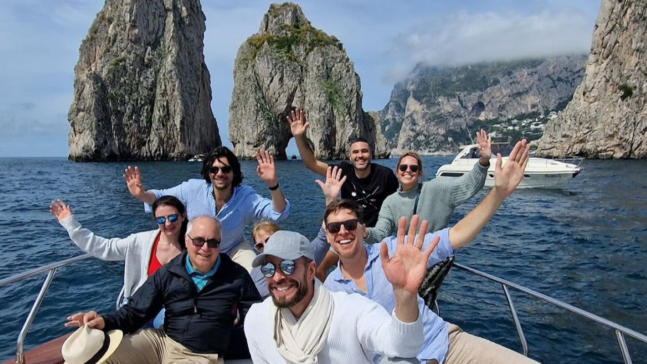 在陽光下於卡普里島清澈的海水中享受清爽的游泳