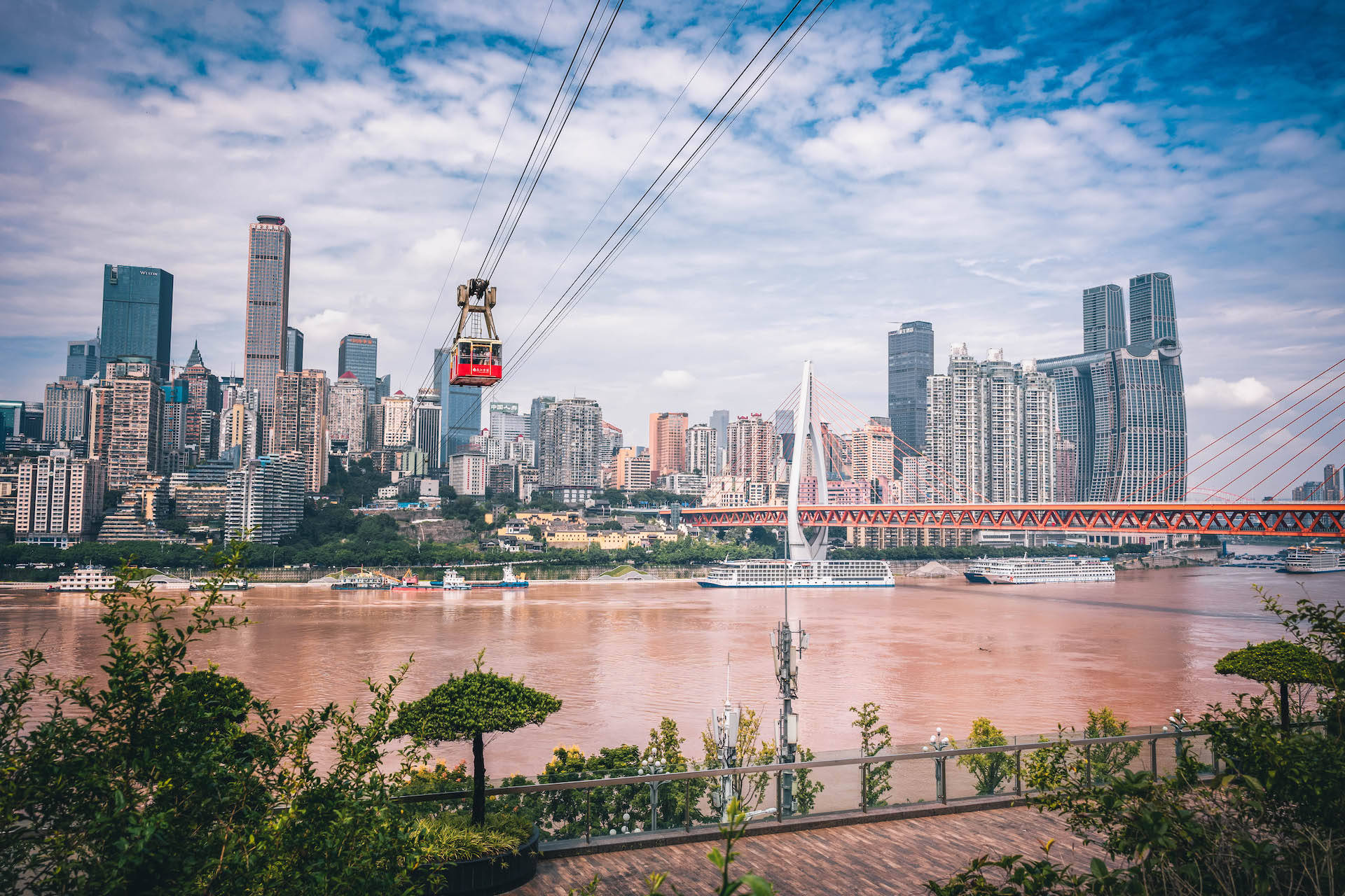 Private tour to secret places in Chongqing: explore the majesty of the Great Hall and the wonders of Liziba, taste the fireworks at Ciqikou, overlook the Yangtze River by cableway and enjoy the starry sky at Hongyadong, travel through time and space at Ku