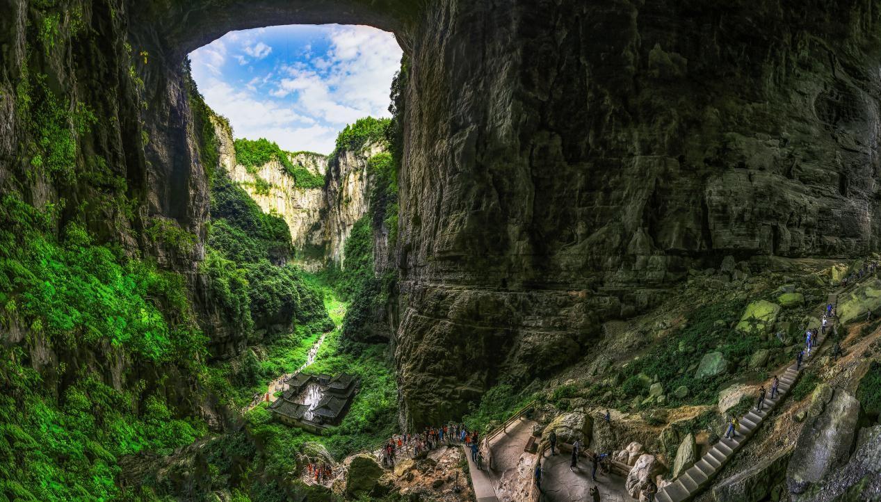 One-day tour in Wulong, Chongqing: Explore the karst geology - Three Natural Bridges &amp; Tiankeng and Ground Fissures. Exclusive tour guide + comfortable car, enjoy a customized experience!