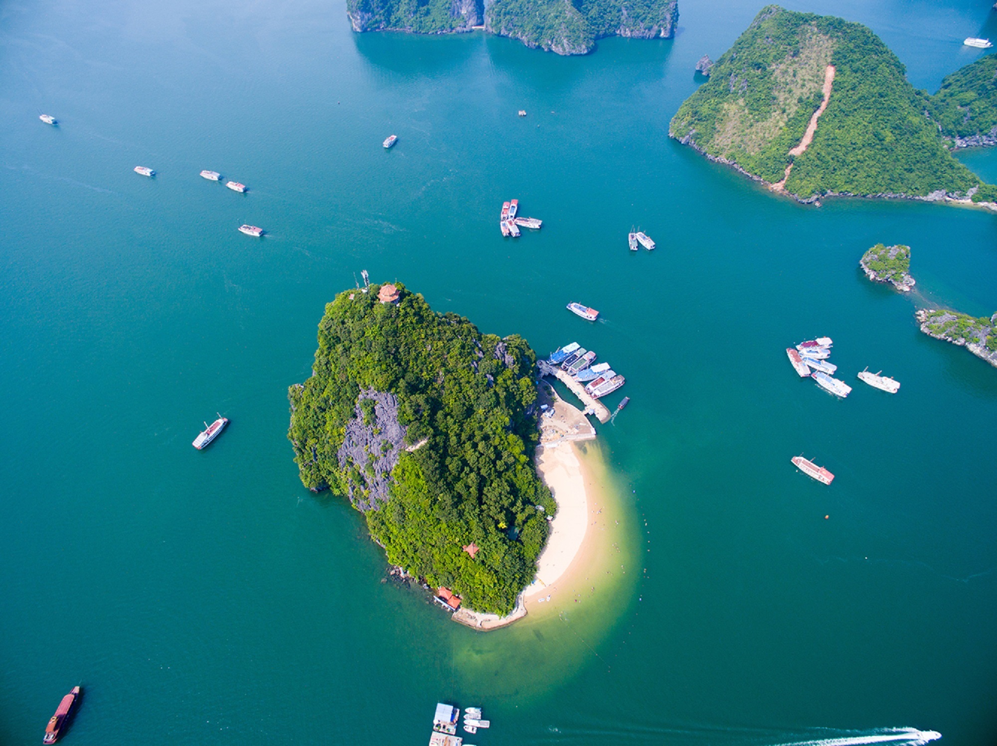 參觀天堂島,在沙灘上游泳、放鬆,或徒步登上山頂,飽覽下龍灣壯麗石灰岩島嶼的全景。 參觀天堂島,在沙灘上游泳、放鬆,或徒步登上山頂,飽覽下龍灣壯麗石灰岩島嶼的全景。