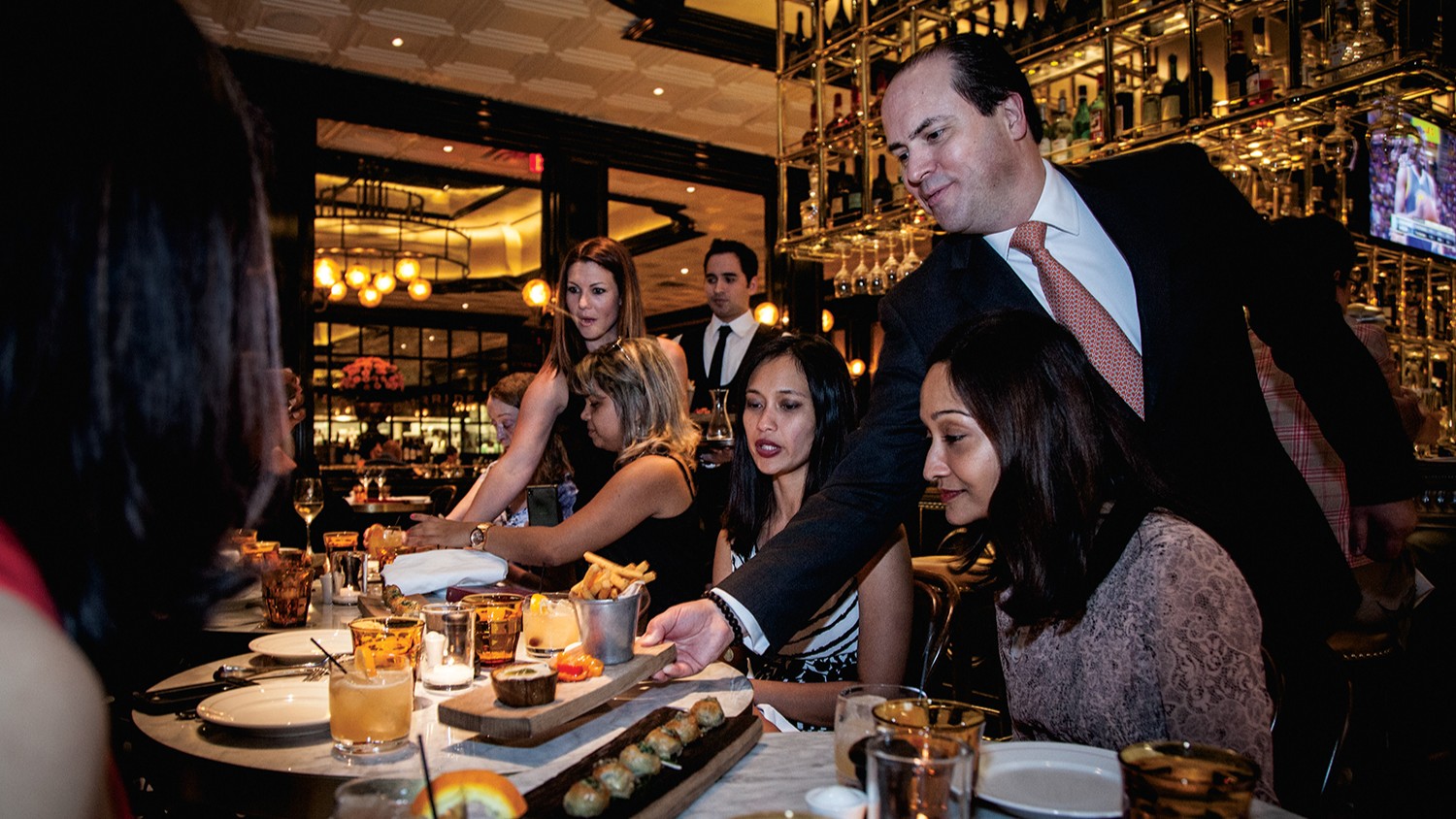 在用餐時與主廚交流，分享趣聞軼事，並學習實用的烹飪技巧。