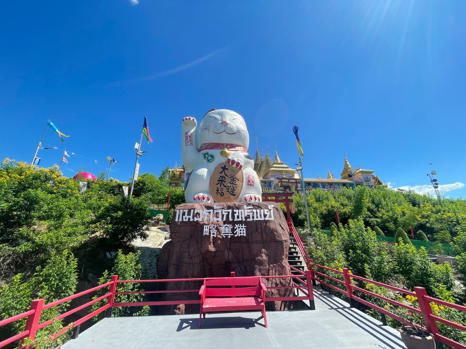 水牛城 & 天體之城 & 招財貓寺廟和市場一日遊