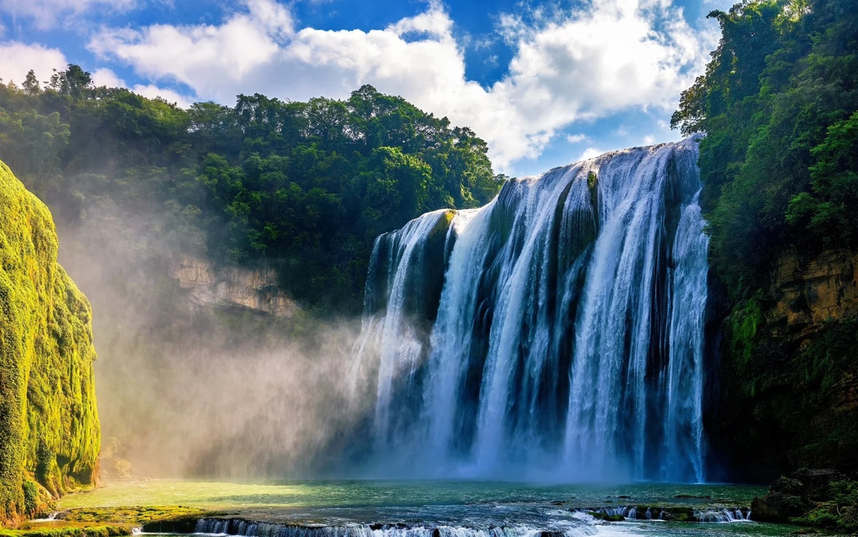 黃果樹大瀑布,瀑布高度為77.8米,其中主瀑高67米,瀑布寬101米,黃果樹瀑布屬喀斯特地貌中的侵蝕裂典型瀑布,分佈著雄、奇、險、秀風格各異的大小18個瀑布,形成一個龐大的瀑布“家族” 黃果樹大瀑布,瀑布高度為77.8米,其中主瀑高67米,瀑布寬101米,黃果樹瀑布屬喀斯特地貌中的侵蝕裂典型瀑布,分佈著雄、奇、險、秀風格各異的大小18個瀑布,形成一個龐大的瀑布“家族”