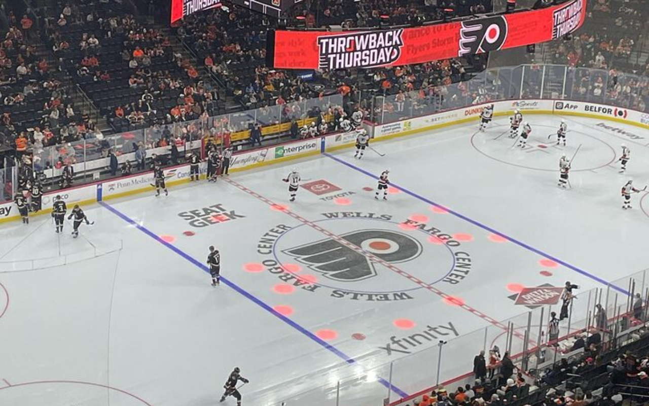 在熱情的費城人隊球迷和活力四射的氛圍中,體驗快節奏的 NHL 賽事。 在熱情的費城人隊球迷和活力四射的氛圍中,體驗快節奏的 NHL 賽事。