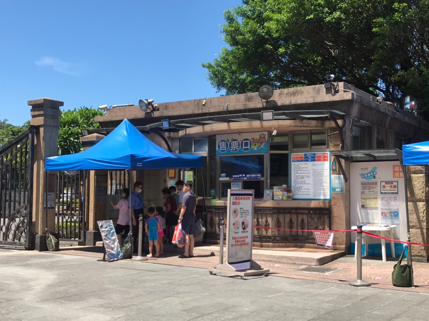 Please scan the QR code on your voucher at the Taipei Water Park ticket booth (located at the main entrance on Siyuan Street) for admission.