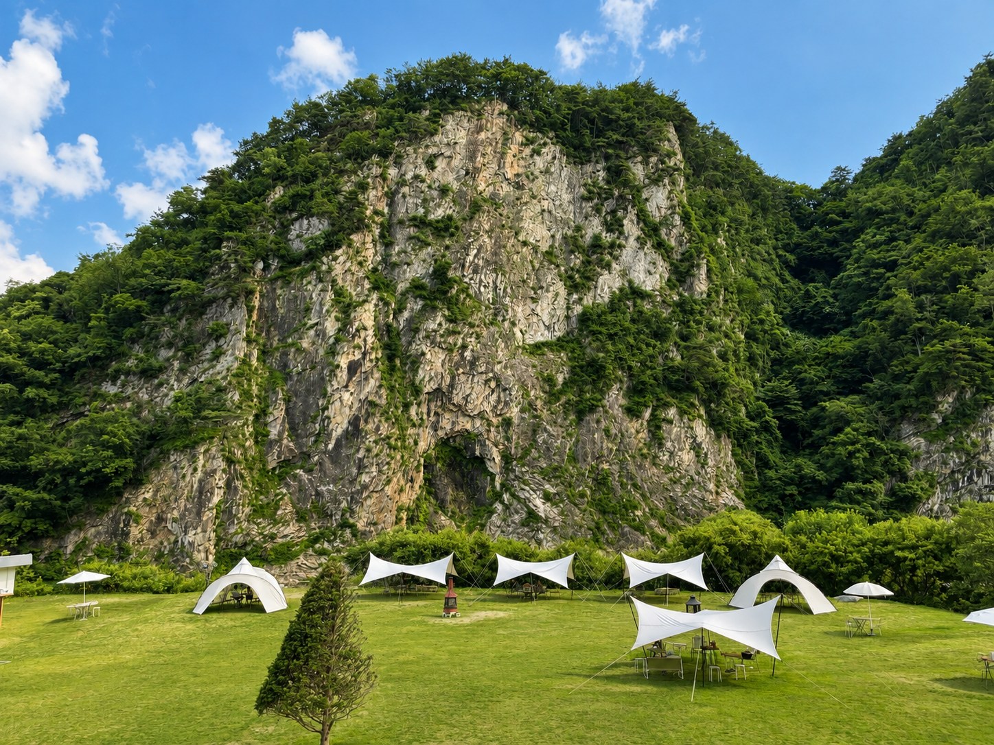 夏季，Stoak Creek Café 咖啡館被鬱鬱蔥蔥的綠色森林和壯麗的岩石峭壁環繞。寬敞的戶外區域與自然風光完美融合。遊客可以在這裡放鬆身心，品嚐飲品，同時欣賞生機勃勃的綠色山谷景色，體驗