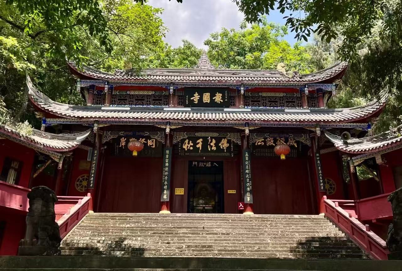 四川峨眉山樂山經典2日遊（樂山大佛+報國寺+峨眉山金頂+觀日出 雲海 佛光 聖燈+特色四川火鍋+精選酒店+成都往返）