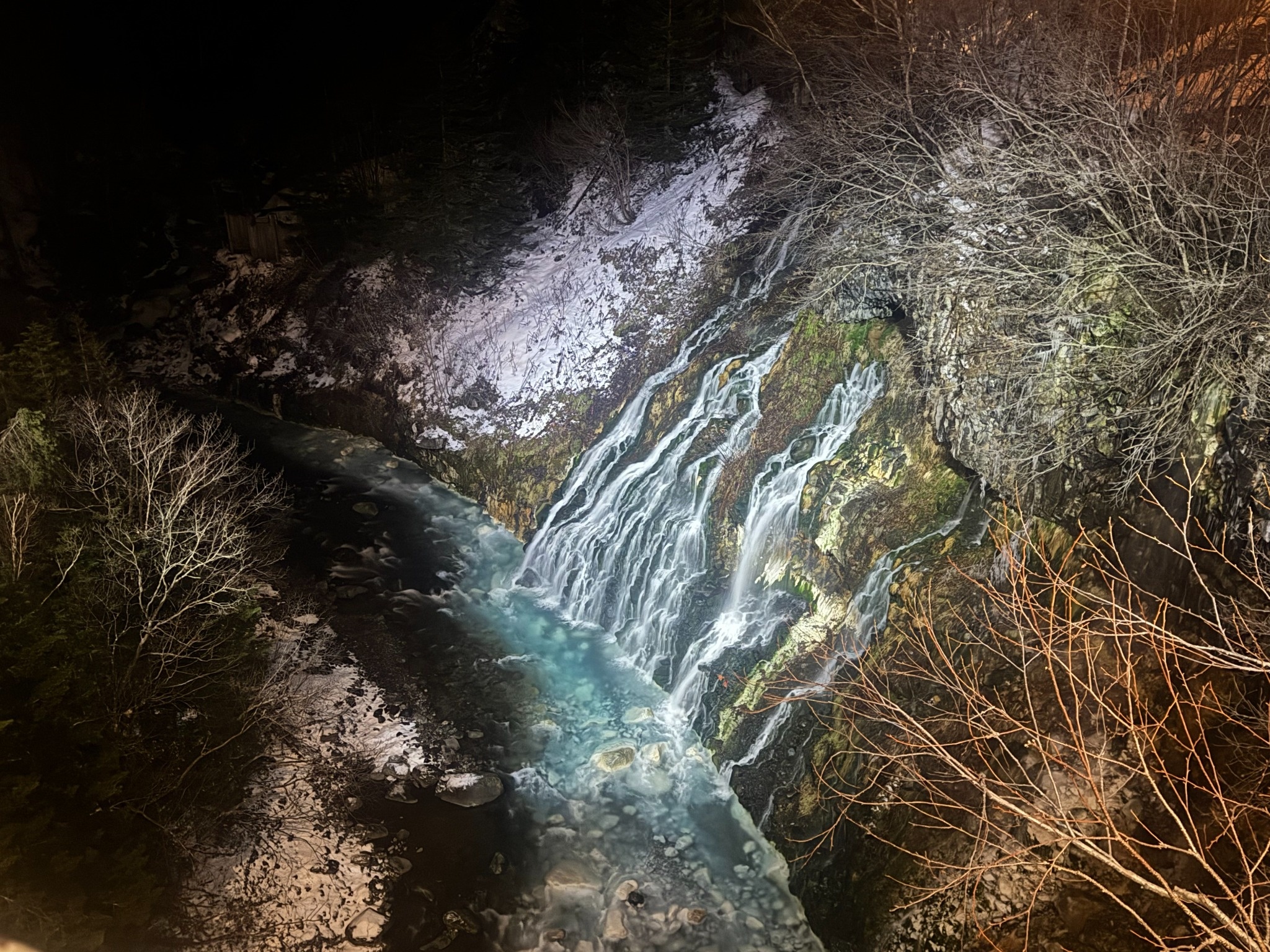 雪靜、水響，夜色裡只剩一種清澈。