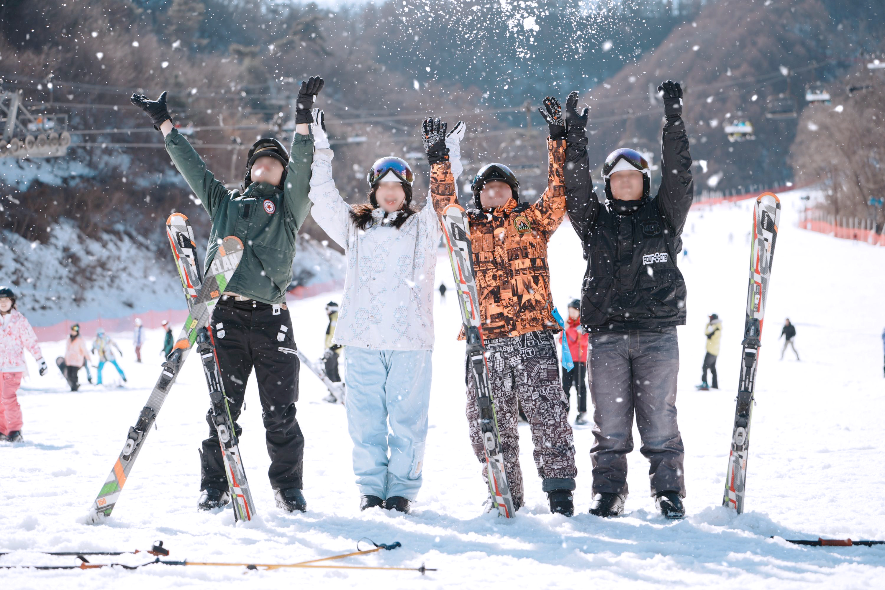 在伊利安，快樂的滑雪者舉起雙手慶祝，周圍環繞著柔軟的雪和冬季充滿活力的能量。
