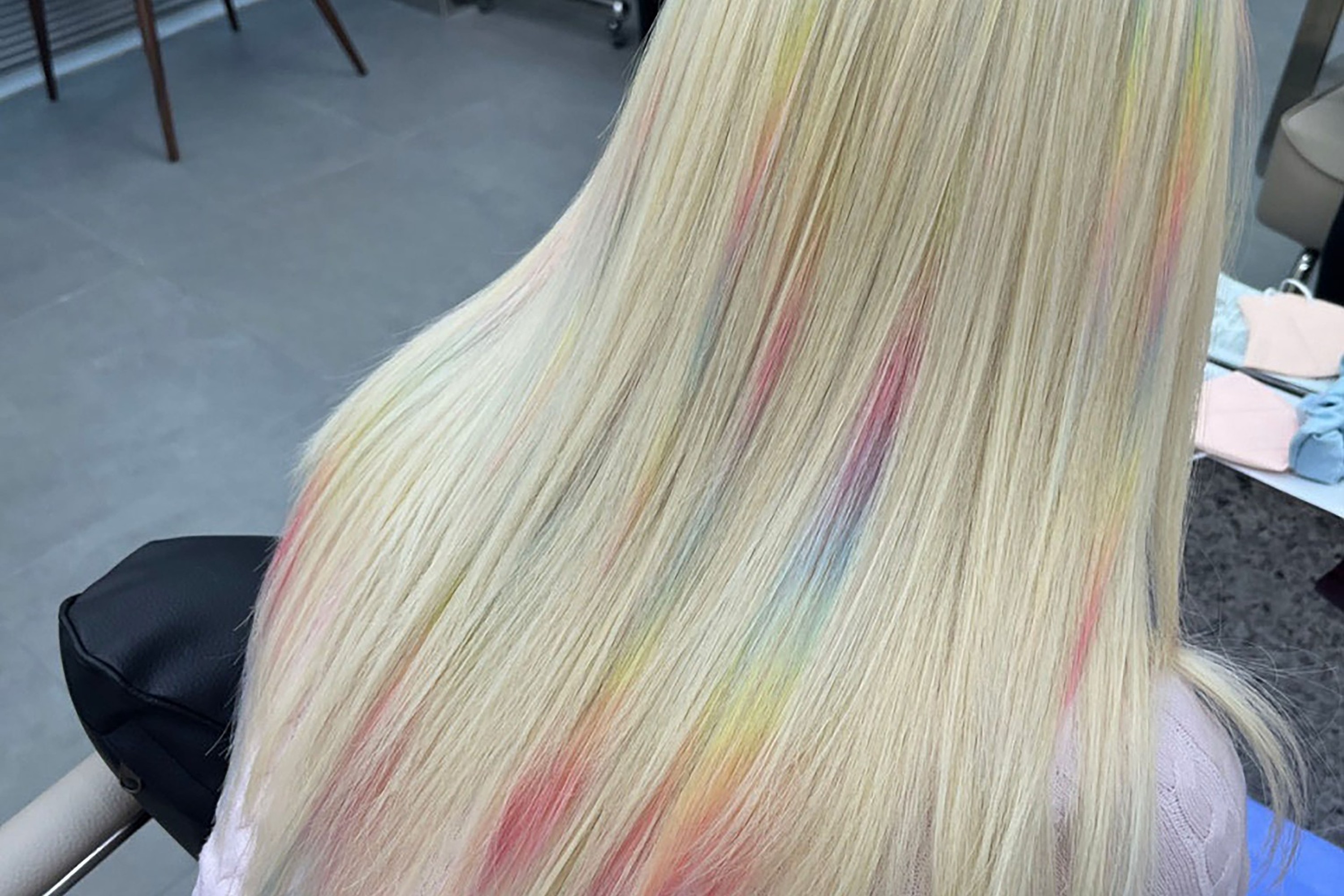 我們提供個人色彩與韓系美妝診斷，為您找出最適合的髮色與造型。透過分析您的膚色與臉部比例，我們的造型師將推薦能襯托您五官的色調與設計，從柔和自然的風格到時下最流行的趨勢，讓您煥然一新。