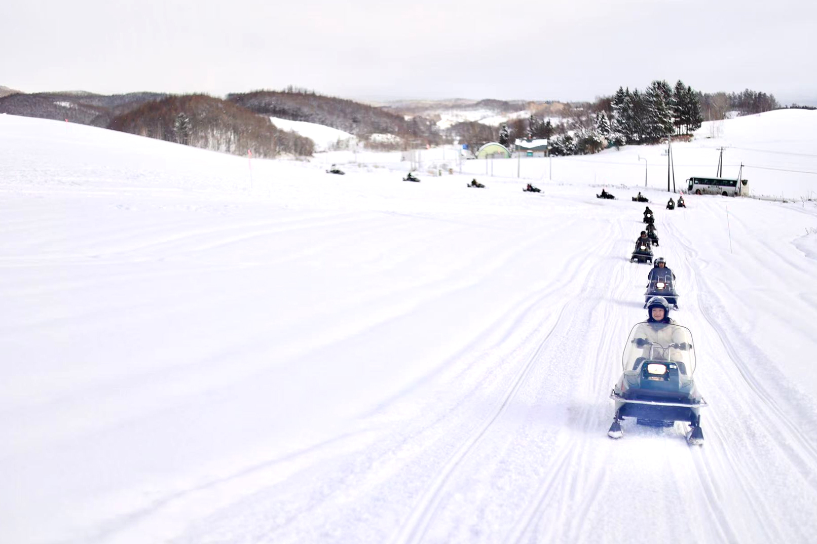 雪地摩托(自費體驗):四季彩之丘地勢起伏。駕駛雪地摩托可以讓你登上平時無法到達的制高點,全方位的欣賞美瑛的冬季全景。
*注:為保證安全和活動體驗,雪地摩托項目對積雪的厚度有最低要求。如果當天積雪厚度沒有達到標準,活動將會取消,敬請諒解。 雪地摩托(自費體驗):四季彩之丘地勢起伏。駕駛雪地摩托可以讓你登上平時無法到達的制高點,全方位的欣賞美瑛的冬季全景。
*注:為保證安全和活動體驗,雪地摩托項目對積雪的厚度有最低要求。如果當天積雪厚度沒有達到標準,活動將會取消,敬請諒解。