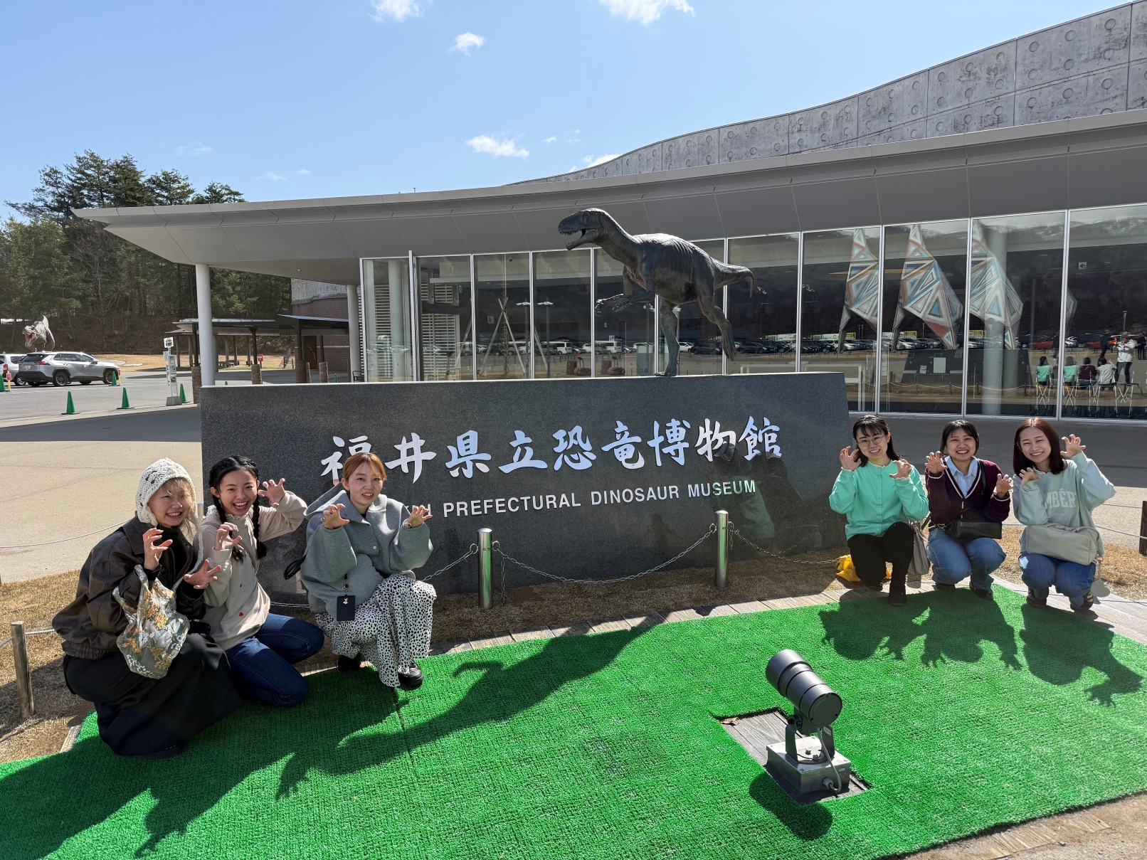 他們將畢業旅行與我們的行程結合。 他們將畢業旅行與我們的行程結合。