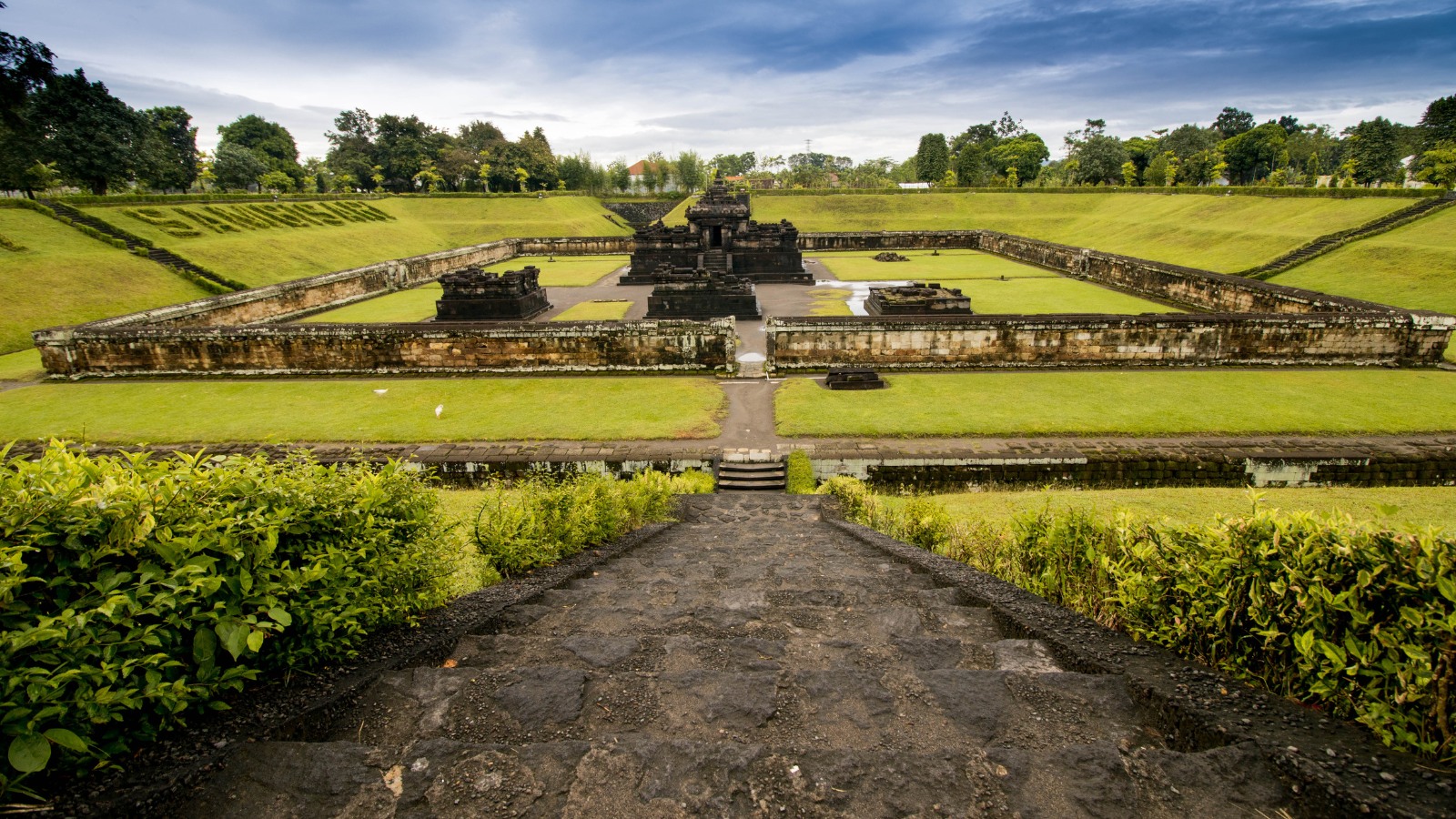 Sambisari Temple 是一組寺廟群,由一座主廟和前方三座附屬廟宇組成。 Sambisari Temple 是一組寺廟群,由一座主廟和前方三座附屬廟宇組成。
