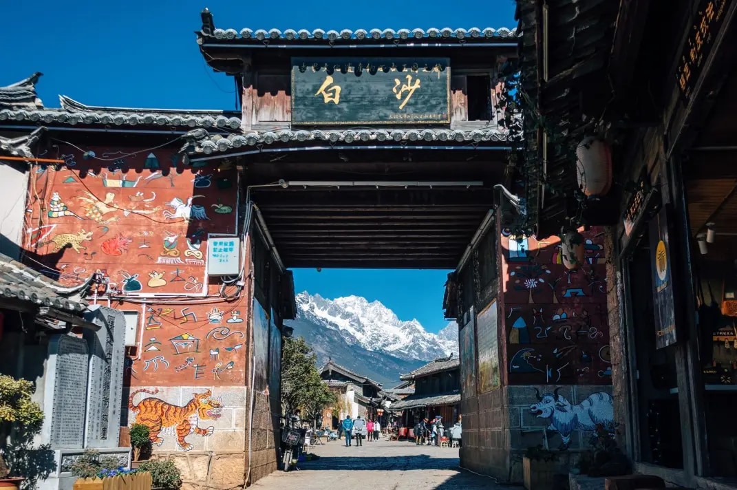 Day 2: 08:30 Arrive at [Baisha Ancient Town], the birthplace of the Mu family chieftain. The Ming Dynasty mural museum and coppersmith shop are preserved on both sides of the old street. You can see the Jade Dragon Snow Mountain as if you can touch it. Yo