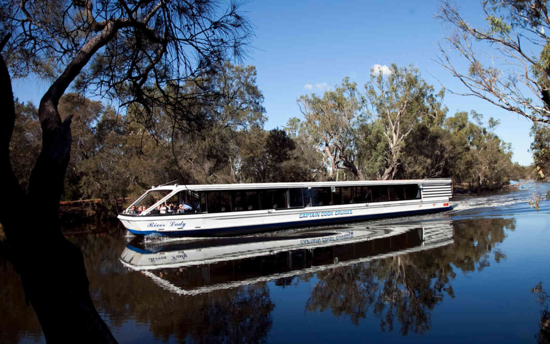 搭乘遊船沿著天鵝河巡遊，盡情飽覽伯斯（Perth）的迷人風光。