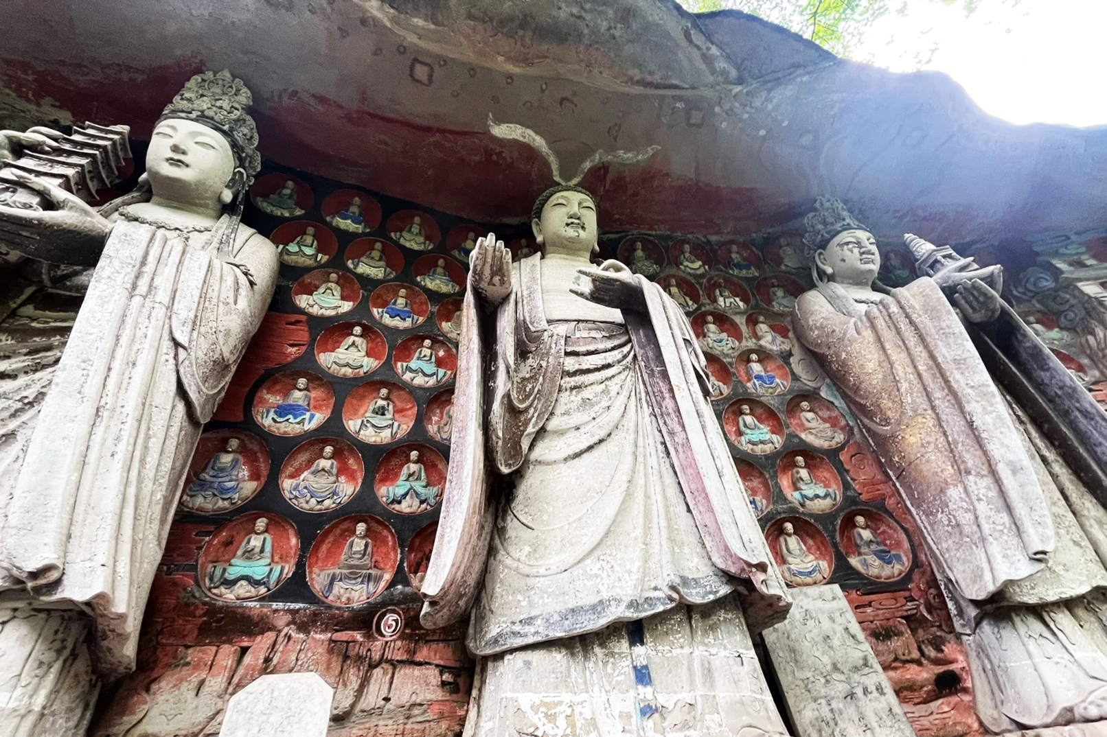 大足石刻以其鮮明的民族化、世俗化、生活化特色,成為中國風格的石窟藝術典範。 大足石刻以其鮮明的民族化、世俗化、生活化特色,成為中國風格的石窟藝術典範。