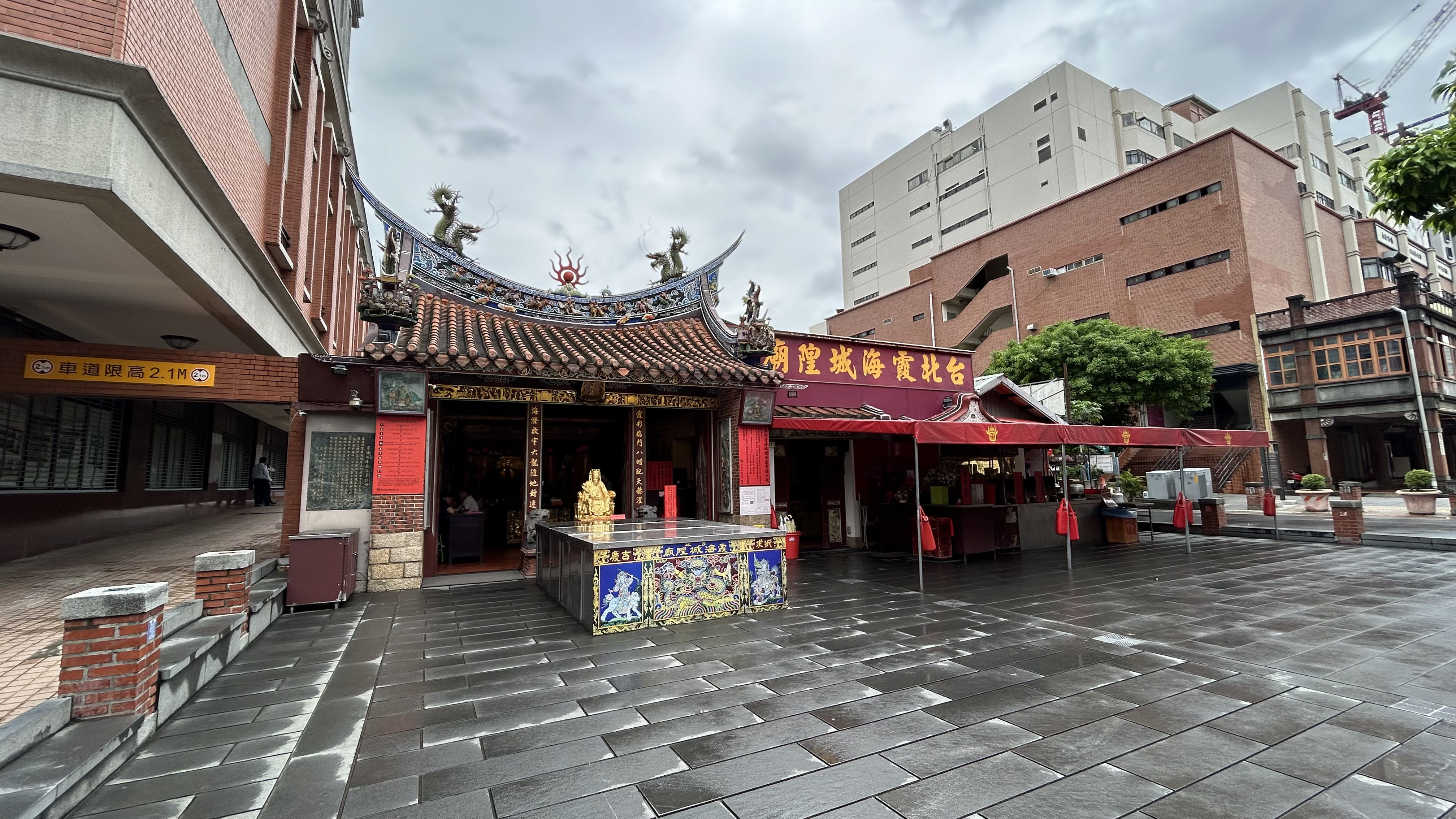 Taipei: Praying/fulfilling wishes online at Yuelao｜Seeking marriage at Xiahai Chenghuang Temple in Taipei