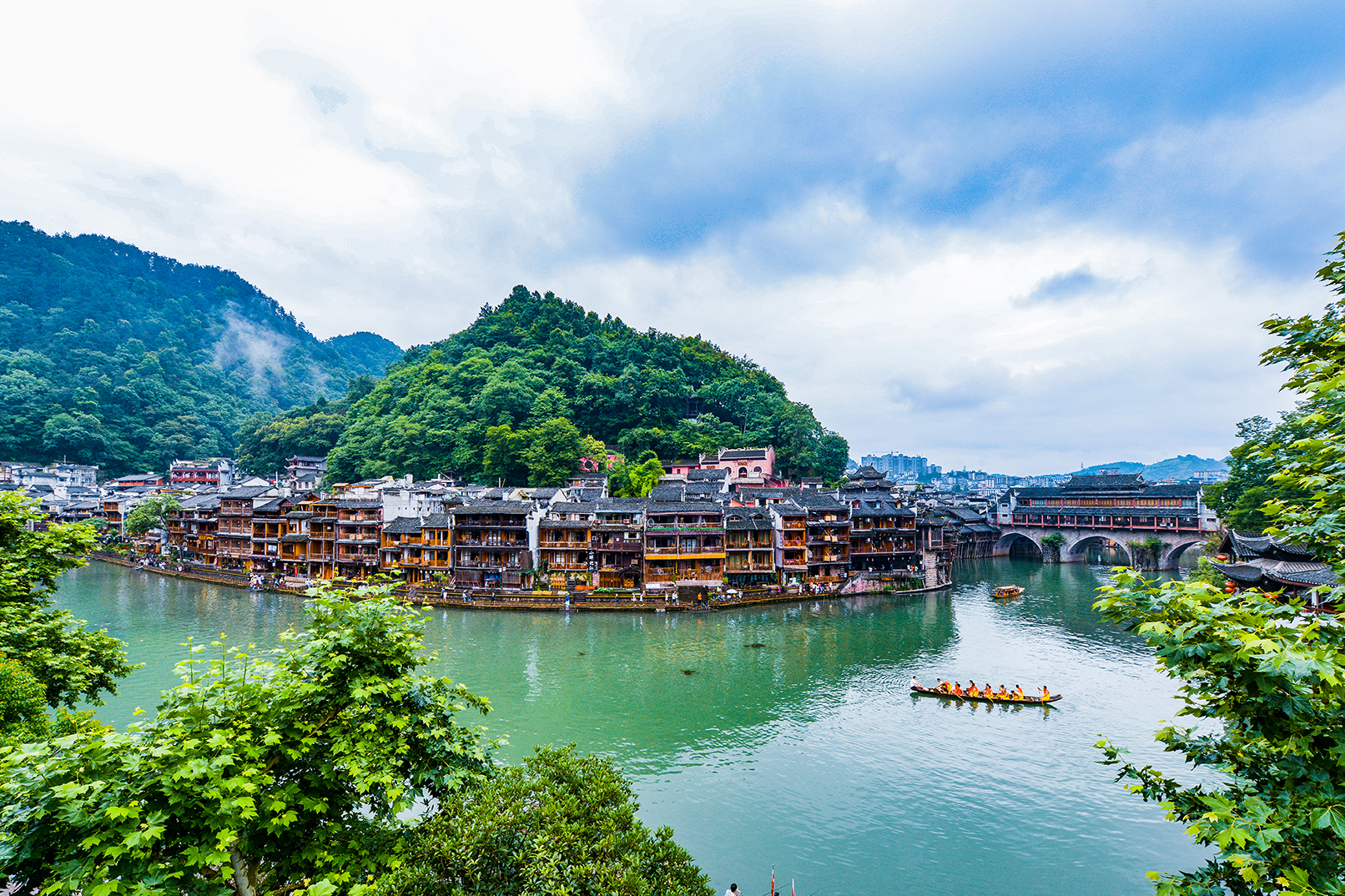 早上07點~08點左右，司機開始張家界飯店、市內區域定點接人。訂單確認後，工作人員會通過易遊網憑證向您發送相關出行資訊和聯繫方式；出行前一天，大約晚上20點前，工作人員將與您確認接車時間與地點，感謝理解和配合！