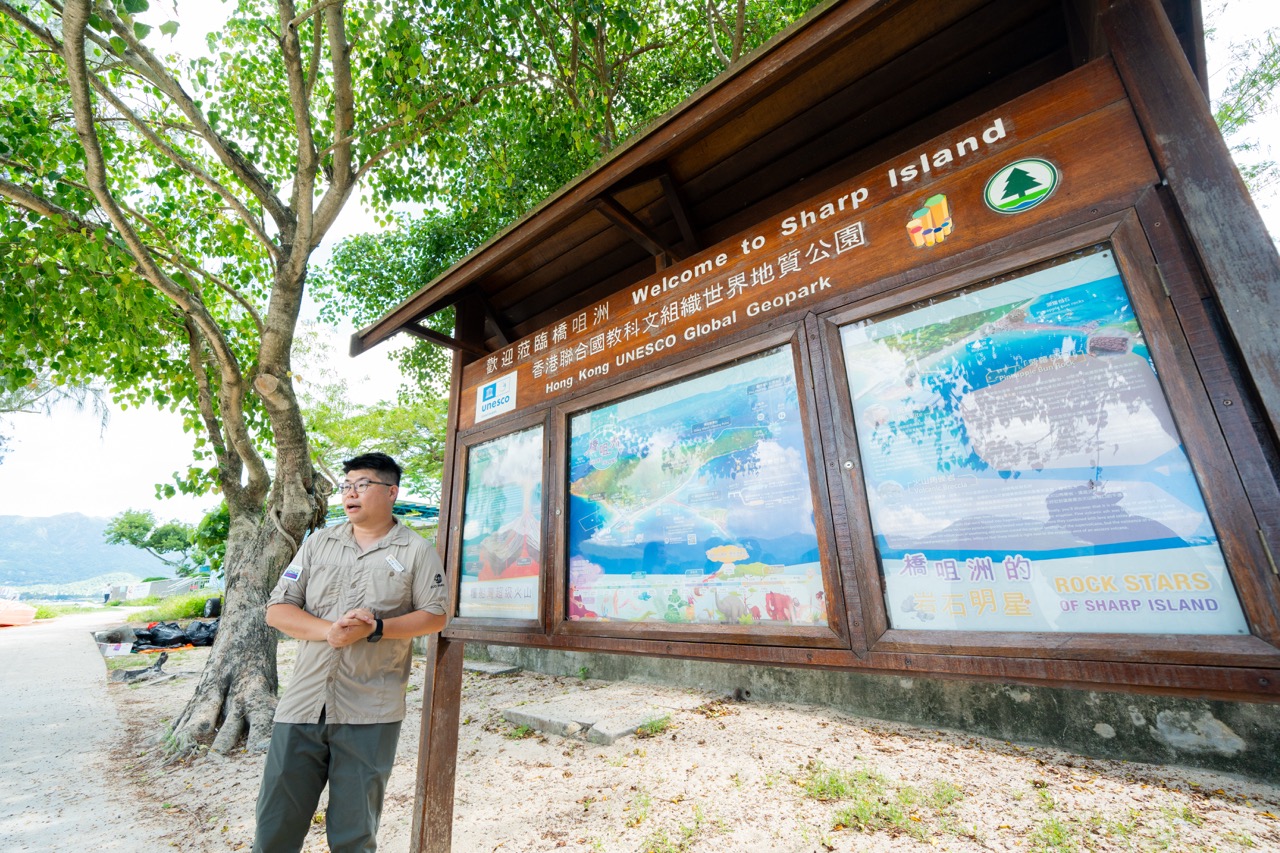 從西貢海濱公園（公廁旁的紙船水池）出發；在橋咀洲登岸（約30分鐘），觀賞「菠蘿包石」,「神隱之路」連島沙洲
