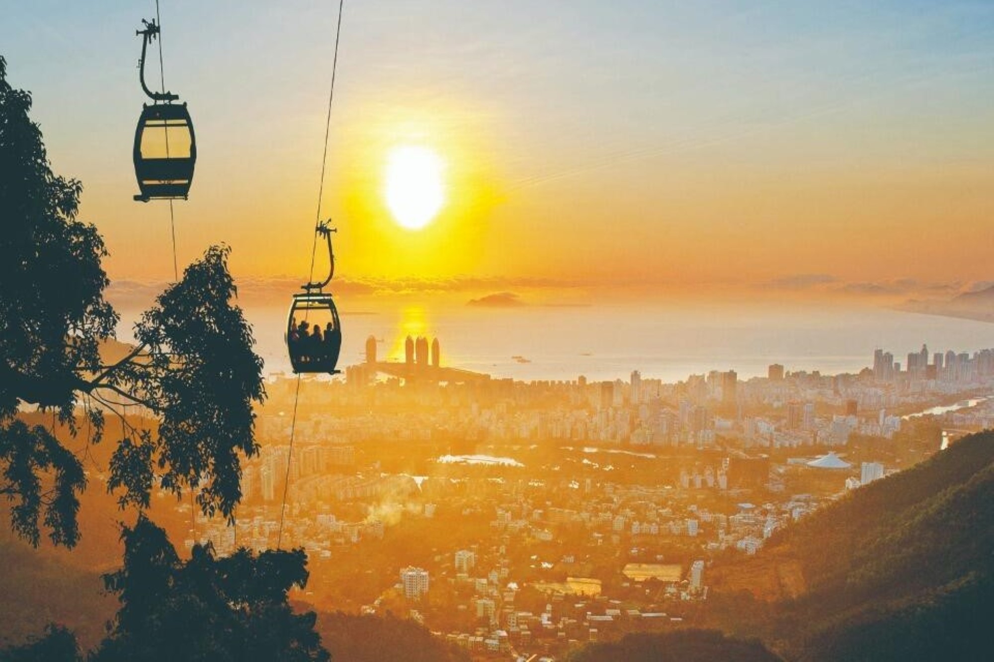 晴天時，海面呈現出多層漸變藍色，與遠處的島嶼、城市建築和山體交織出一幅立體的美麗畫卷。日落時分，餘暉灑在海面上，更是美得令人陶醉