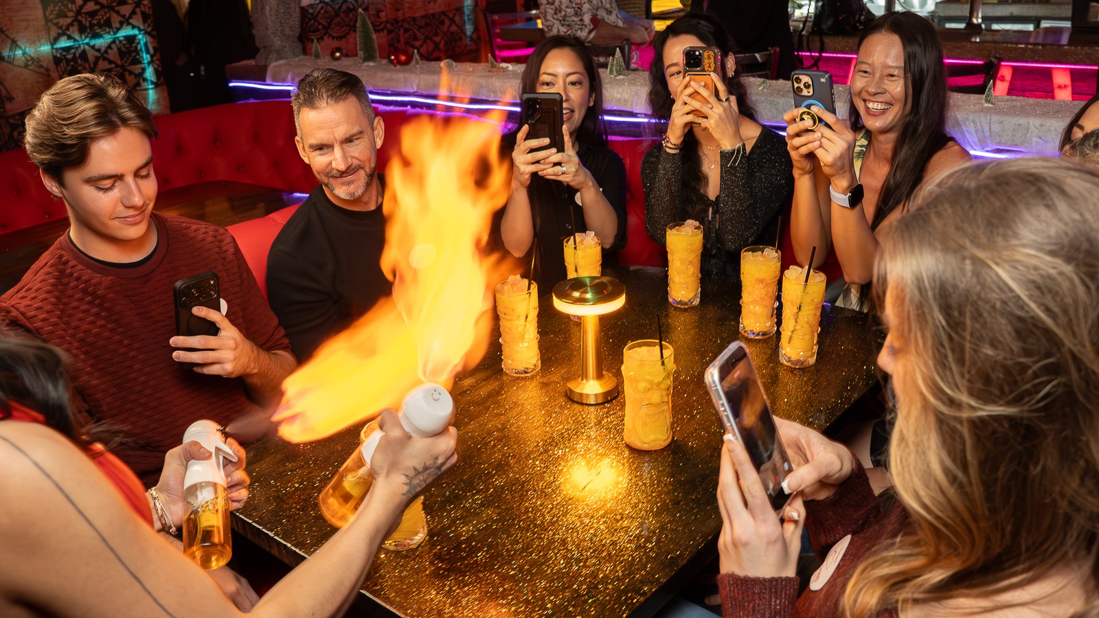 在拉斯維加斯市中心，盡情暢飲、品嚐美食，沉浸在璀璨的夜生活中。