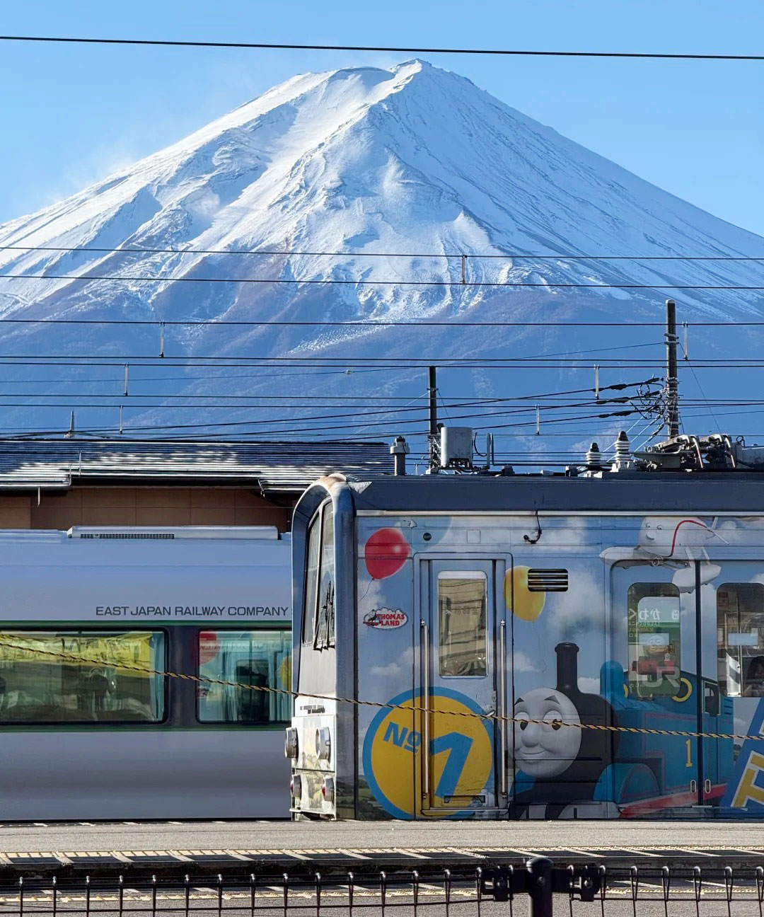 搭乘富士急線路列車🚞，短程體驗富士山地區的在地交通方式。沿途可欣賞小鎮與自然交織的景色，天氣條件允許時可遠望富士山方向，為行程增添輕鬆的移動體驗。