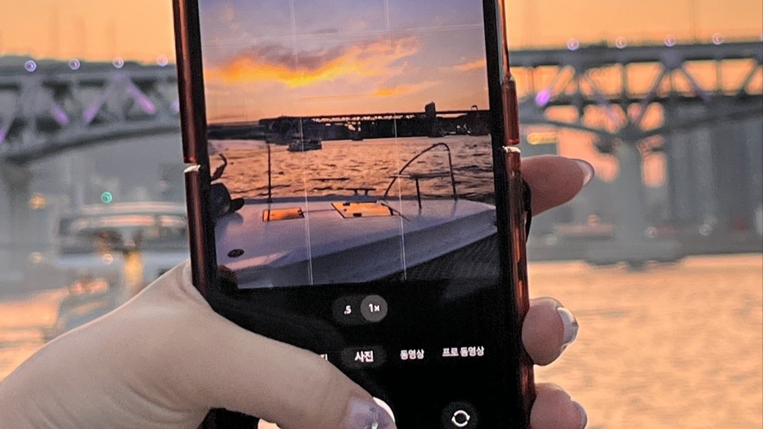 您可以欣賞夕陽緩緩沉入地平線的美景，感受溫暖的光線與輕柔的音樂。我們特別推薦給情侶、慶祝特殊場合，或是任何熱愛美好時刻的您。讓時間隨著天空色彩的變化而慢下來。


