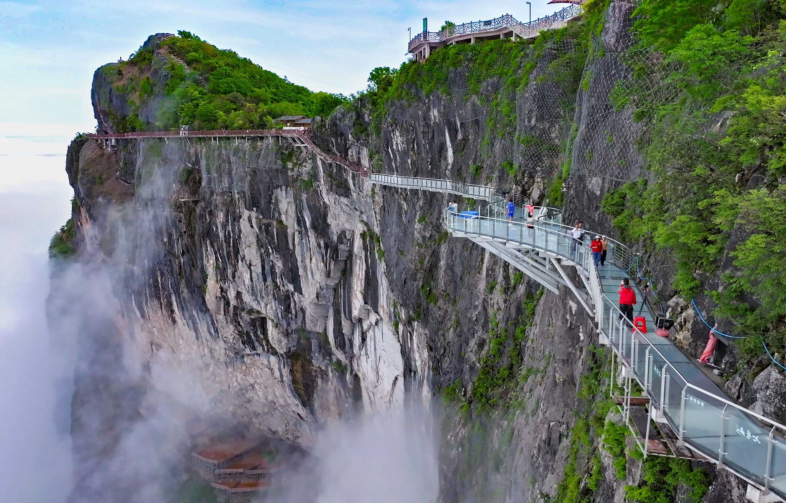 七星山懸崖玻璃棧道,雲端懸空的極致體驗,棧道修建在垂直百米以上的懸崖峭壁上,全透明玻璃材質讓腳下的萬丈深淵與翻湧雲海一覽無餘,彷彿漫步在雲端邊緣,既驚險又震撼,是七星山最具 “心跳感” 的打卡點之一。沿著懸崖蜿蜒的棧道,能將七星山的峰林溝壑、縹緲雲海、壯闊山景盡收眼底。天氣晴好時,還能俯瞰層疊山巒與雲霧交織的仙境畫面,是俯瞰張家界地貌的絕佳位置。相比飛拉達等高強度探險項目,玻璃棧道對體力要求極低,只要無恐高等禁忌,大多數遊客都能輕鬆體驗,適合家庭、朋友結伴打卡,兼顧刺激感與舒適度。 七星山懸崖玻璃棧道,雲端懸空的極致體驗,棧道修建在垂直百米以上的懸崖峭壁上,全透明玻璃材質讓腳下的萬丈深淵與翻湧雲海一覽無餘,彷彿漫步在雲端邊緣,既驚險又震撼,是七星山最具 “心跳感” 的打卡點之一。沿著懸崖蜿蜒的棧道,能將七星山的峰林溝壑、縹緲雲海、壯闊山景盡收眼底。天氣晴好時,還能俯瞰層疊山巒與雲霧交織的仙境畫面,是俯瞰張家界地貌的絕佳位置。相比飛拉達等高強度探險項目,玻璃棧道對體力要求極低,只要無恐高等禁忌,大多數遊客都能輕鬆體驗,適合家庭、朋友結伴打卡,兼顧刺激感與舒適度。