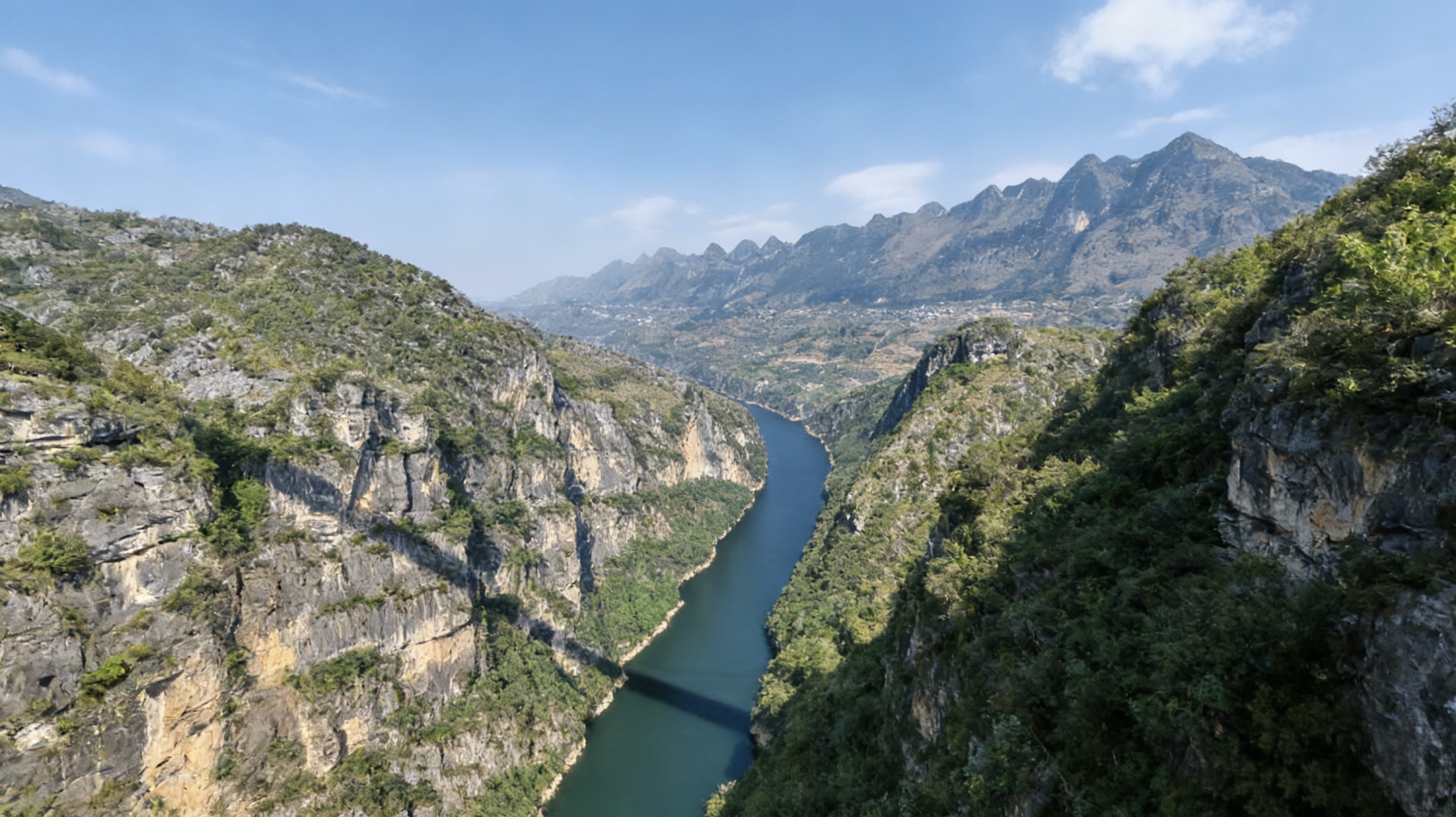 風過時,彷彿能聽見江水與崖壁的輕語,把峽谷的壯闊都揉進了寂靜 風過時,彷彿能聽見江水與崖壁的輕語,把峽谷的壯闊都揉進了寂靜