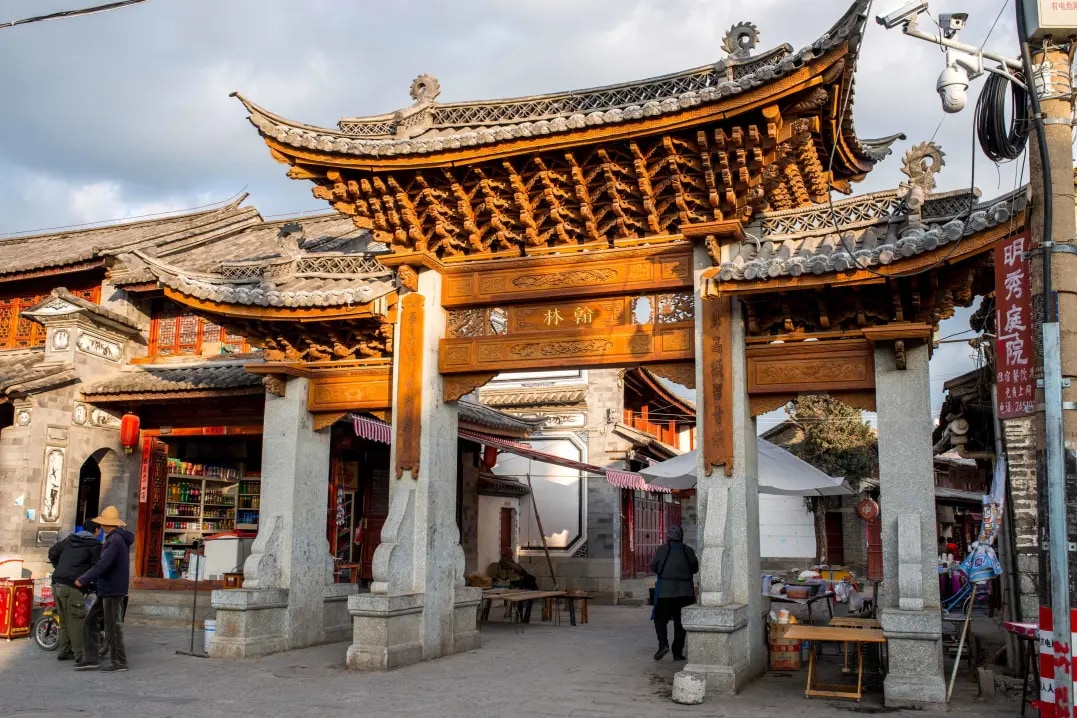 11:00 Arrive at the Bai ethnic group's residential area [Xizhou Ancient Town]. Xizhou is the birthplace of Bai culture. Life is nothing but firewood, rice, oil, salt, sauce, vinegar and tea. Stepping onto the streets of Xizhou Ancient Town, the pace here 