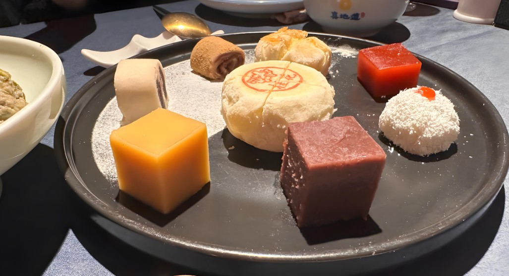 3 小時開啟京城美食奇遇！(全程中英文雙語導遊: 穿梭於衚衕之間+邂逅皮脆肉嫩的烤鴨+鮮香的涮羊肉+特色雲南米線+隱匿街角的地道街邊美味