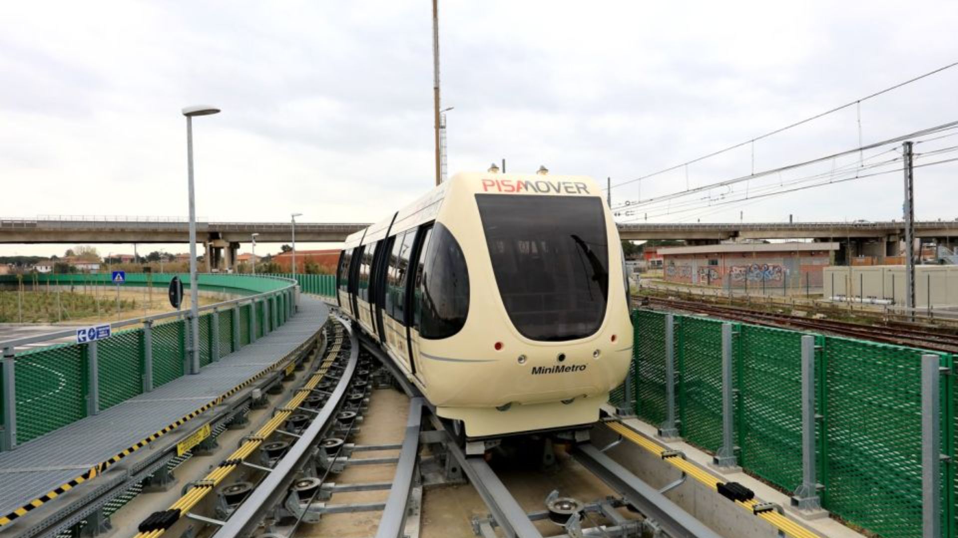 比薩國際機場 (Pisa International Airport) - 乘坐比薩移動系統 (Pisamover) 前往中央火車站 (Central Railway Station)