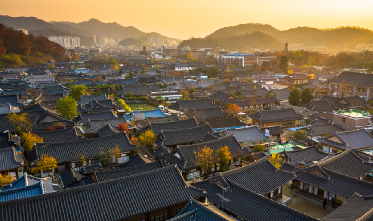 Jeonju Hanok Village is the only fully preserved Hanok community in South Korea, and it also has the title of "South Korea's largest Hanok Village". In addition to displaying the complete ancient style, the main street food, traditional objects and Hanbok