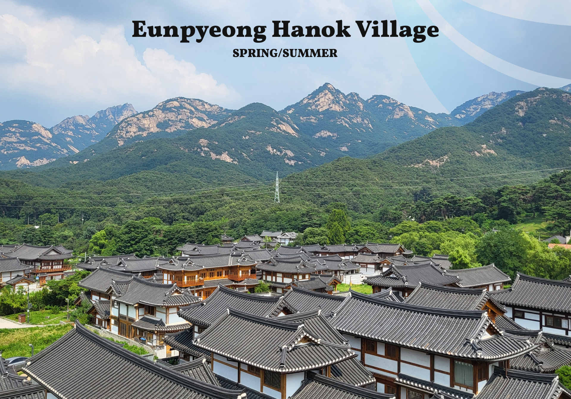這個寧靜的社區融合了傳統韓屋建築和優美的山景。