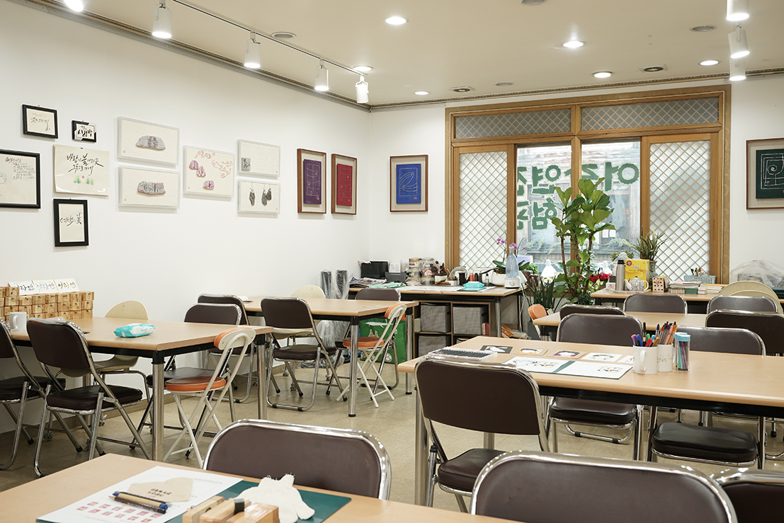 • 在印章底部刻上圖案或姓名。
• 活動時間：30 - 40 分鐘