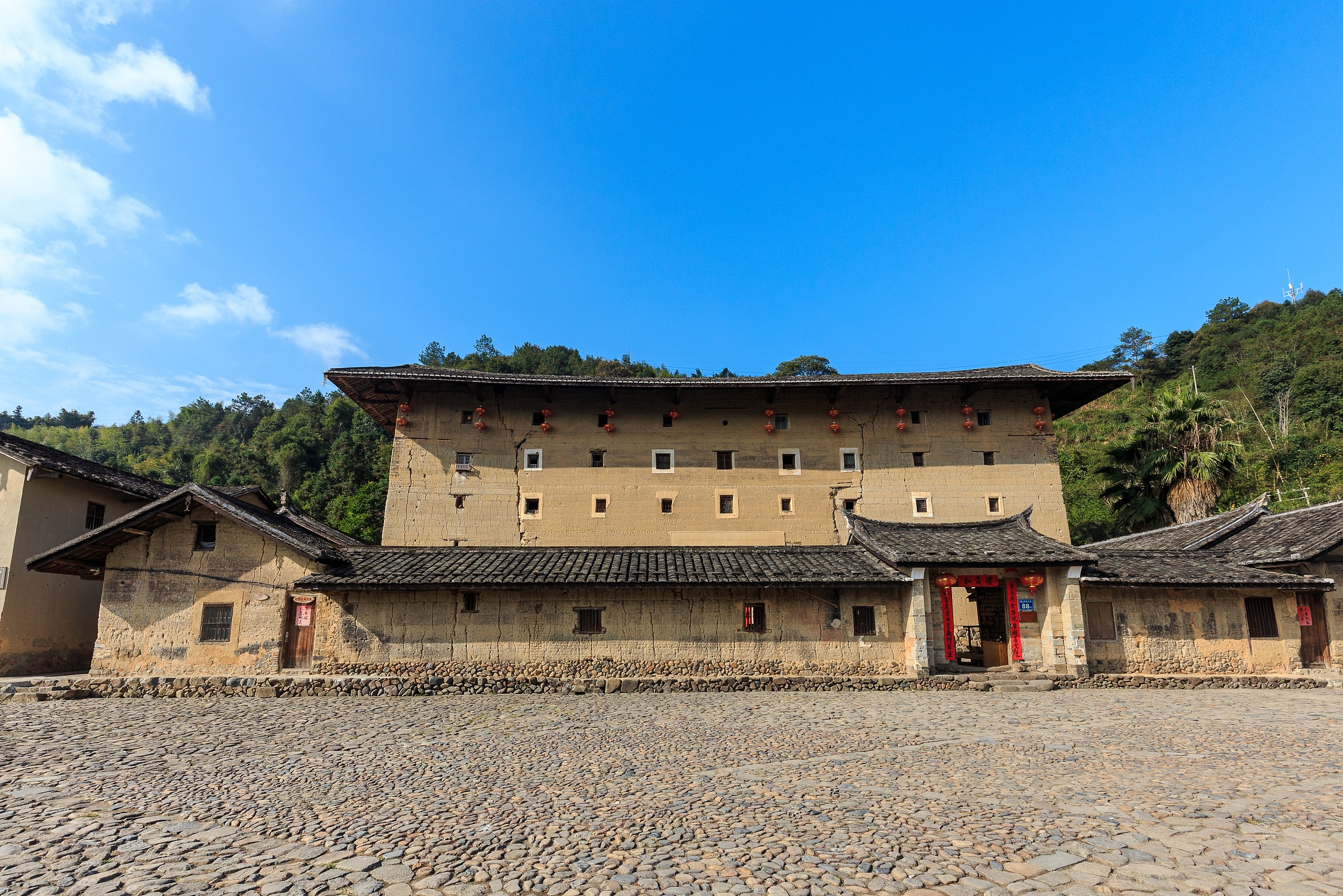 和貴樓又稱山腳樓，建於清代雍正十年，是南靖最高的土樓。顧名思義，和貴樓是勸世人弘揚以和為貴的傳統美德。樓如其名，在高速變化潮流中，它顯得異常的祥和、安寧、沉穩。