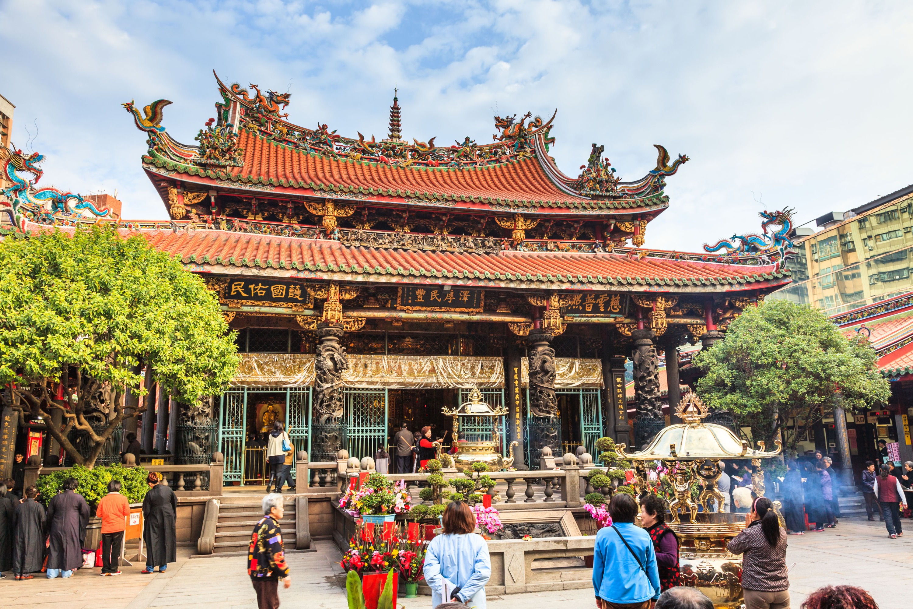 龍山寺為台北最知名的信仰中心，擁有近三百年歷史的國定古蹟，更是台灣傳統建築的代表。（台北市區方案）