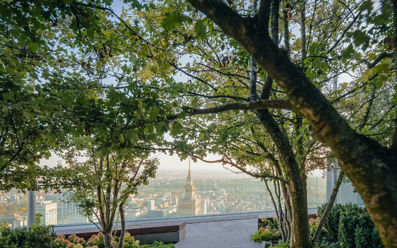 前往獨家 HighGarden 屋頂酒廊，體驗歐洲最高的雞尾酒吧。