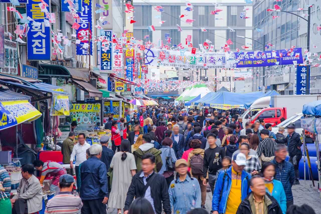 札嘎其市場：探索釜山標誌性的海鮮市場，感受熱鬧的氛圍，品嚐新鮮海產，體驗當地美食文化。