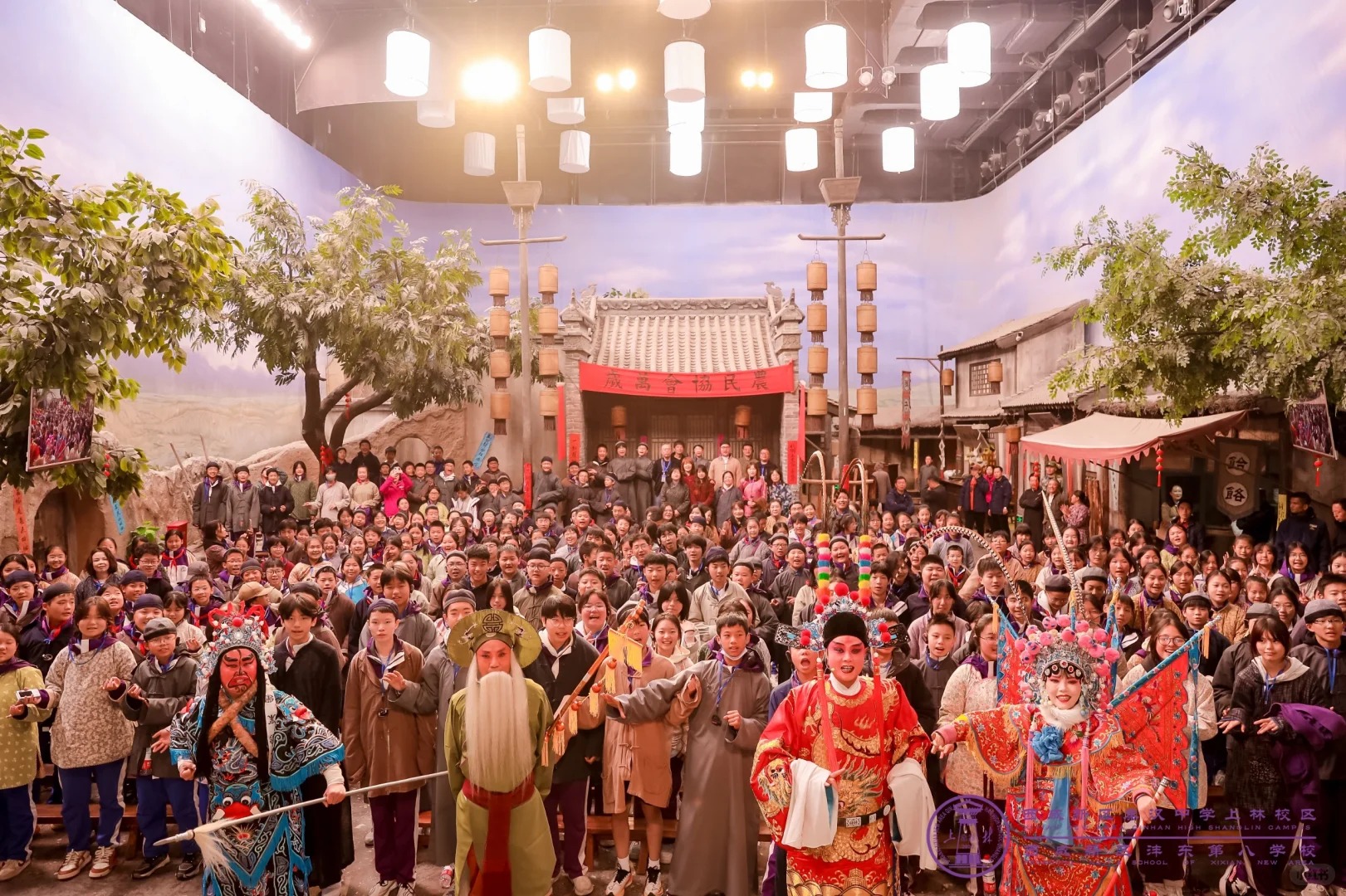 以關中古建為背景,戲曲演員身著華麗戲服,與眾多遊客同框。融合傳統戲曲表演與沉浸式場景,展現影視城 “文旅 + 非遺 + 研學” 的多元體驗,讓遊客在古街氛圍中感受關中文化魅力,傳遞民俗傳承與互動樂趣 以關中古建為背景,戲曲演員身著華麗戲服,與眾多遊客同框。融合傳統戲曲表演與沉浸式場景,展現影視城 “文旅 + 非遺 + 研學” 的多元體驗,讓遊客在古街氛圍中感受關中文化魅力,傳遞民俗傳承與互動樂趣